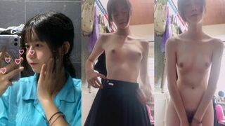 Nữ sinh đáng yêu cởi áo đồng phục tự chụp