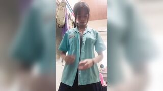 Nữ sinh đáng yêu cởi áo đồng phục tự chụp