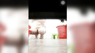 Mãi mới quay được mẹ vợ tắm truồng rửa lồn