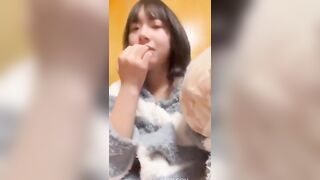 Nữ sinh đại học thủ dâm sau giờ học