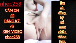 Em gái 16 tuổi mới lớn ở nhà một mình nứng lồn quá thủ dâm cho sướng lồn