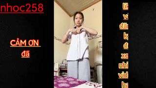Em học sinh lớp 10 đi học về nứng lồn quá chưa kịp thay đồ thủ dâm luôn cho bớt nứng