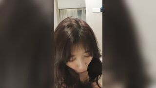 Em sinh viên ngoan ngoãn vâng lời