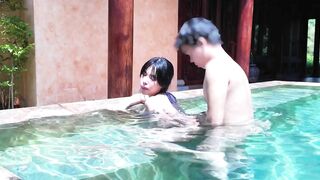 Cặp đôi đi du lịch chịch ở hồ bơi
