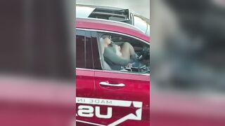 Em gái này chán sống rồi đg lái xe trên cao tốc mà vẫn móc lồn đc mới hay