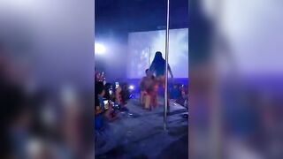 Này chắc chỉ có bên trời Âu thôi chứ địt nhau luôn trên sân khấu thì kinh rồi