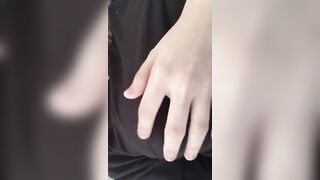 Mân mê ngoài áo