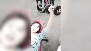 Dâm nữ tập gym nâng tạ show hàng gạ a PT tập xog vào luôn ks địt nhau cho nóng