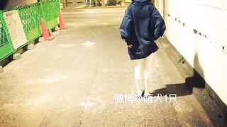 Nữa đêm dắt salve loli ra đường cởi đồ show hàng public đái luôn trên đường siêu dâm