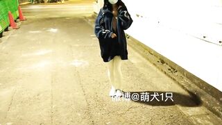 Nữa đêm dắt salve loli ra đường cởi đồ show hàng public đái luôn trên đường siêu dâm