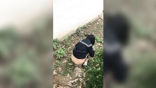 Dắt em slave loli đg mắc đái ra sau trường tụt quần ra đái dưới gốc cây