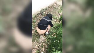 Dắt em slave loli đg mắc đái ra sau trường tụt quần ra đái dưới gốc cây
