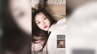 Em gái đeo tai thỏ SƯỚNG một mình trong phòng ngủ