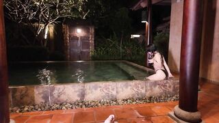 Cặp đôi đi du lịch chịch ở hồ bơi 2
