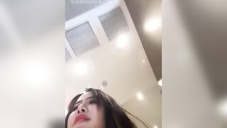 Dâm nữ xinh vú bự có sở thích show hàng public sau lưng đám đông v mới kích thích p4