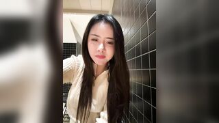Dâm nữ xinh vú bự có sở thích show hàng public sau lưng đám đông v mới kích thích p5
