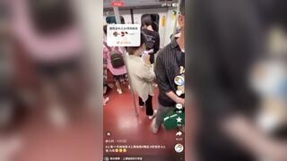 bọn trẻ giờ bạo vl,thò tay mò vú ny ngay trên tàu điện