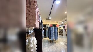 Gái xinh chủ shop quần áo vú to mông bự khoe hàng 1