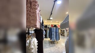 Gái xinh chủ shop quần áo vú to mông bự khoe hàng 1