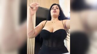 Gái xinh chủ shop quần áo vú to mông bự khoe hàng 2