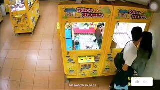 Camera quay lén được cặp đôi làm tình ở khu vui chơi gắp thú
