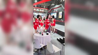 quay lén dưới váy các em người mẫu xe #2