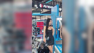 quay lén dưới váy các em người mẫu xe #3