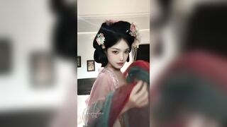 Mặc đồ cổ trang khoe hàng trên live dâm đãng kích thích