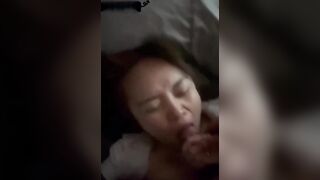 Vô phòng ngủ sục cặc bắt vợ bạn bú cu nếu không sẽ đụ