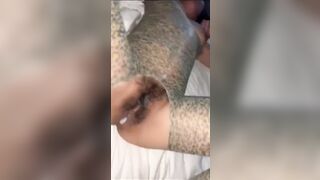 Địt xong vét máng em gái mặc đồ da báo sexy