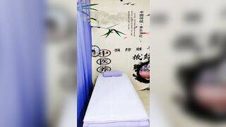 Mát-xa toàn thân, khách lên nứng địt luôn em nhân viên mát-xa