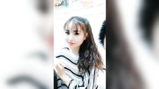 Em gái teen tự tin khoe ngực