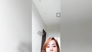 Ngân 98 cho coi bướm trong nhà tắm