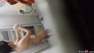Em họ vú bự tắm