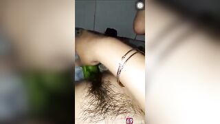 Chị gái vừa thủ dâm vừa nói chuyện với người nhà
