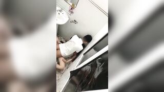 Quay lén học sinh đụ nhau trong WC