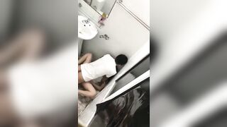Quay lén học sinh đụ nhau trong WC