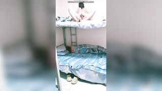 Nứng lồn nhấp cặc người yêu khi con bạn đang ngủ