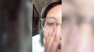 Gái dâm đéo kính cận bóp vú to dâm đãng
