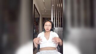 Gái dâm đéo kính cận bóp vú to dâm đãng