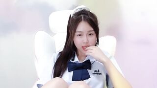 Gái xinh lên cơn nứng lồn trên live gạ trai xem cặc