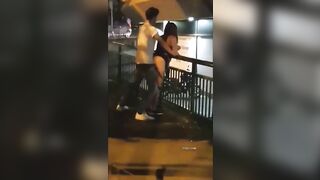 cặp đôi đụ nhau ngoài đường bị quay lại