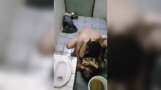 Em gái sinh viên nhậu say đi vệ sinh ở quán bị trai lạ địt toét lồn