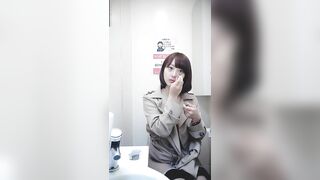 quay lén các em gái xinh trong nvs công cộng