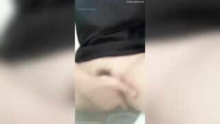 Rau non trốn vào nhà vệ sinh ngồi trên bồn cầu xoa hột le vạch bím móc lồn quay video