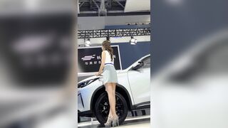 quay lén dưới váy các em người mẫu siêu xe #5