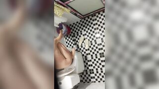 Quay lén con em sinh viên cùng dãy trọ đi đái quá nứng