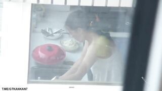 quay lén em hàng xóm ko mặc áo ngực rửa bát