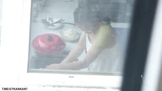 quay lén em hàng xóm ko mặc áo ngực rửa bát