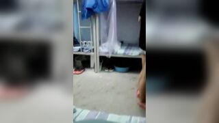 quay lén bạn cùng phòng trong kí túc xá